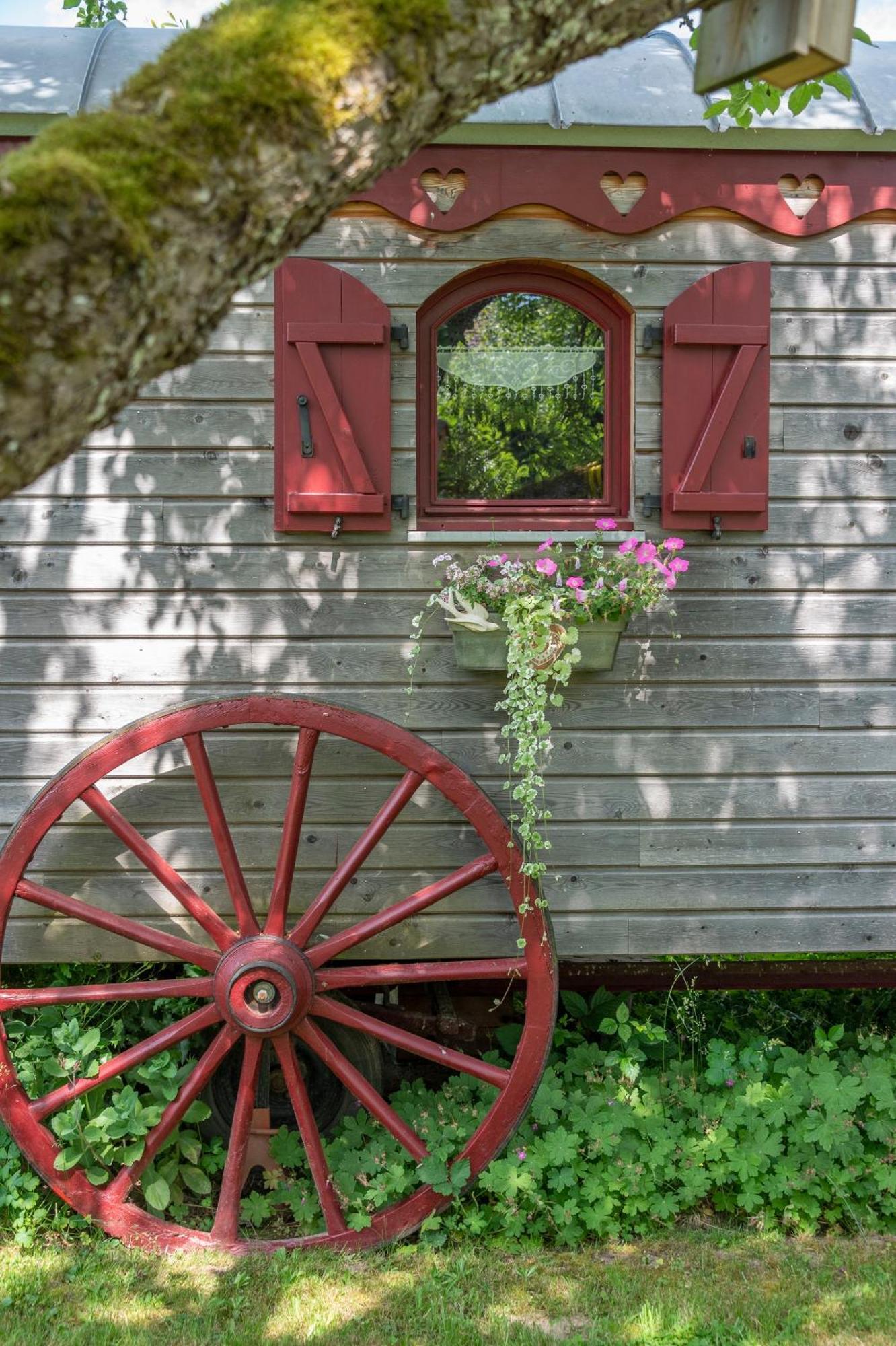 Roulotte Le Temps De Rever Bed & Breakfast Saint-Michel-sur-Meurthe Екстериор снимка